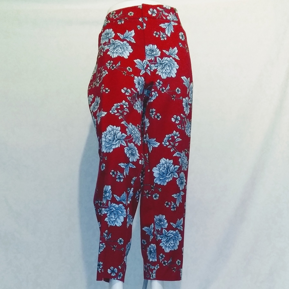 Roz&Ali Red Ankle pants covered in blue flowers